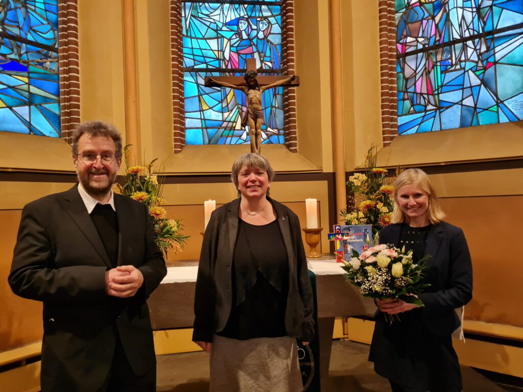 Abschied in der Neuköllner Magdalenenkirche: Pfarrer Reinhard Kees, Pfarrerin Christiane Richter und Vikarin Patricia sorgenfrei (Copyright Cornelia Saxe)