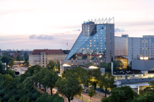 Estrel Hotel in Berlin-Neukölln im Abendlicht (Copyright: Estrel Berlin)