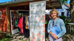 "Ich liebe das Meer und die Farben", sagt Maren Lass vor ihrem Laden "Bonny & Ried" in Kloster auf Hiddensee. (Copyright: Cornelia Saxe)