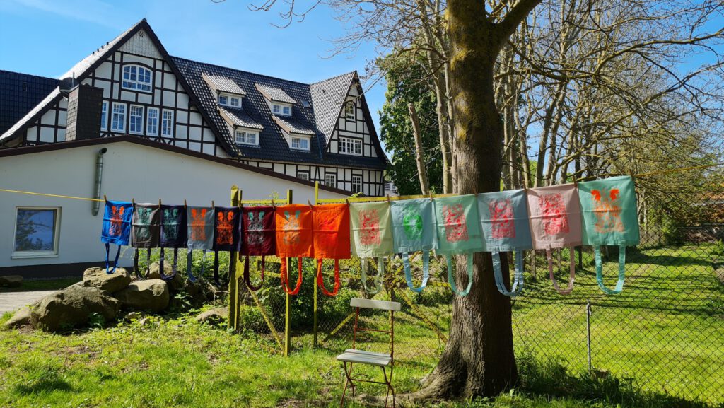 Die bunten Taschen mit dem Aufdruck "Kein Plastik bei die Fische" waren als Alternative zu den Plastiktüten gedacht. Inzwischen sind sie Sammlerstücke. (Copyright: Cornelia Saxe)